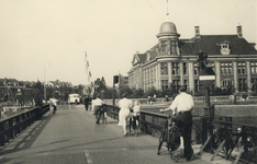 404818 Gezicht op de Muntbrug over het Merwedekanaal te Utrecht, met rechts de Rijksmunt (Leidseweg 90).